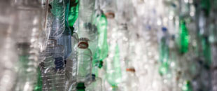 Botellas de plástico. Fuente: Wikimedia