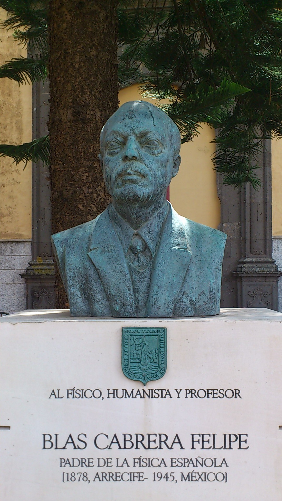 Busto de Blas Cabrera. Fuente: Wikimedia Busto de Blas Cabrera. Fuente: Wikimedia